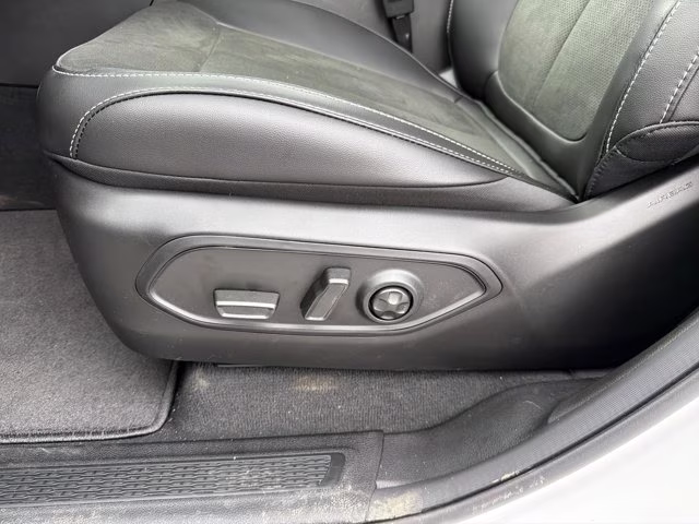 2026 Bright White Clearcoat Jeep Grand Cherokee Laredo Altitude RWD SUV