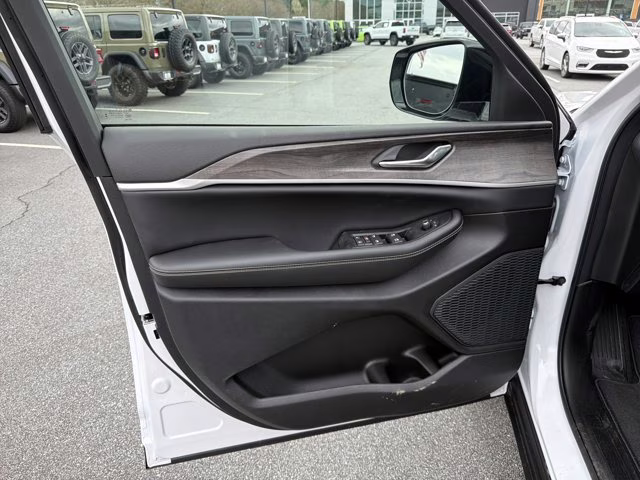 2026 Bright White Clearcoat Jeep Grand Cherokee Laredo Altitude RWD SUV