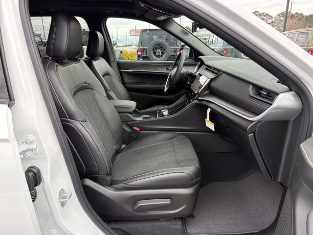 2026 Bright White Clearcoat Jeep Grand Cherokee Laredo Altitude RWD SUV