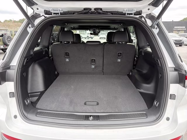 2026 Bright White Clearcoat Jeep Grand Cherokee Laredo Altitude RWD SUV