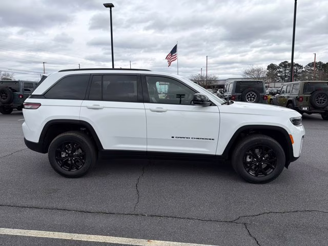 2026 Bright White Clearcoat Jeep Grand Cherokee Laredo Altitude RWD SUV