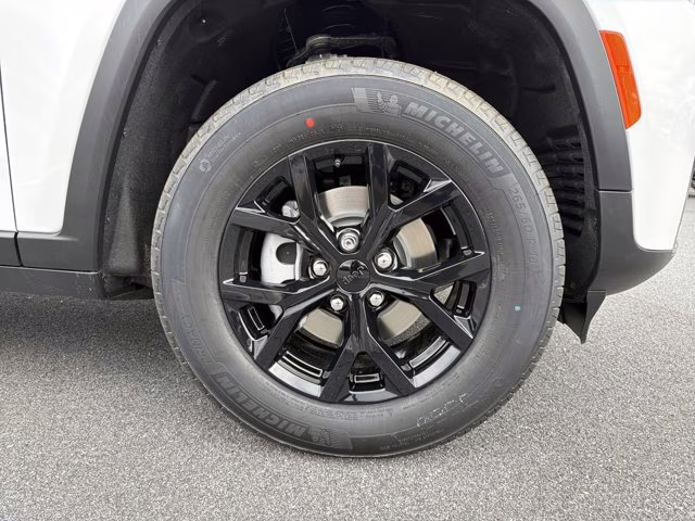 2026 Bright White Clearcoat Jeep Grand Cherokee Laredo Altitude RWD SUV