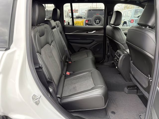 2026 Bright White Clearcoat Jeep Grand Cherokee Laredo Altitude RWD SUV