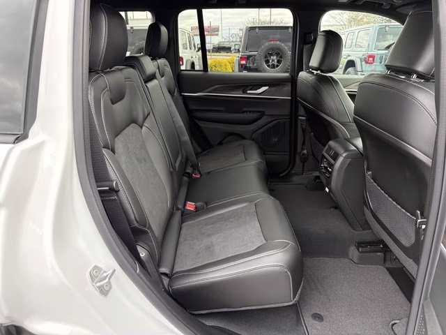 2026 Bright White Clearcoat Jeep Grand Cherokee Laredo Altitude RWD SUV