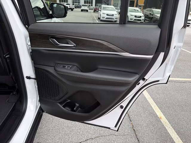 2026 Bright White Clearcoat Jeep Grand Cherokee Laredo Altitude RWD SUV