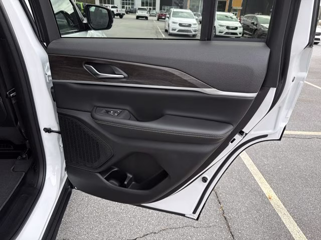 2026 Bright White Clearcoat Jeep Grand Cherokee Laredo Altitude RWD SUV