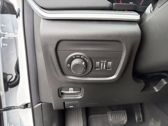 2026 Bright White Clearcoat Jeep Grand Cherokee Laredo Altitude RWD SUV