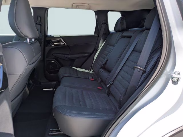 2026 White Diamond Mitsubishi Outlander ES AWD SUV