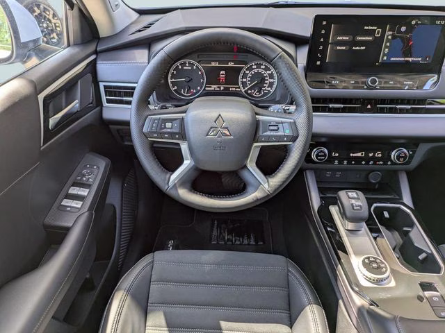 2026 White Diamond Mitsubishi Outlander ES AWD SUV