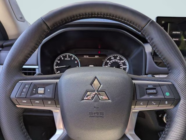 2026 White Diamond Mitsubishi Outlander ES AWD SUV
