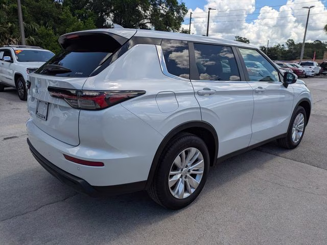 2026 White Diamond Mitsubishi Outlander ES AWD SUV