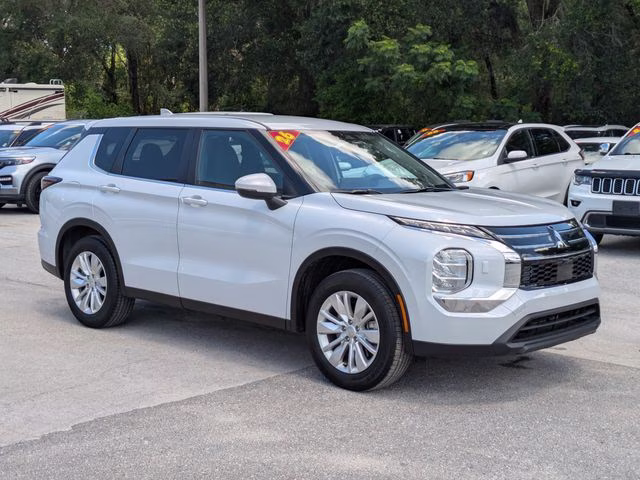 2026 White Diamond Mitsubishi Outlander ES AWD SUV