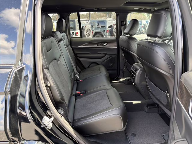 2026 Diamond Black Crystal Pearlcoat Jeep Grand Cherokee Laredo Altitude RWD SUV