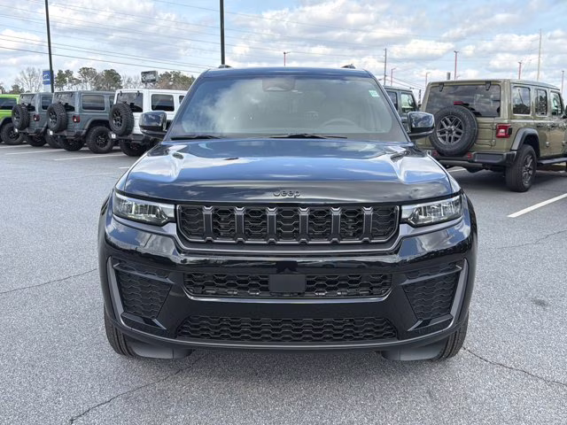 2026 Diamond Black Crystal Pearlcoat Jeep Grand Cherokee Laredo Altitude RWD SUV