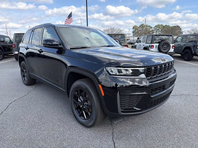 2026 Diamond Black Crystal Pearlcoat Jeep Grand Cherokee Laredo Altitude RWD SUV