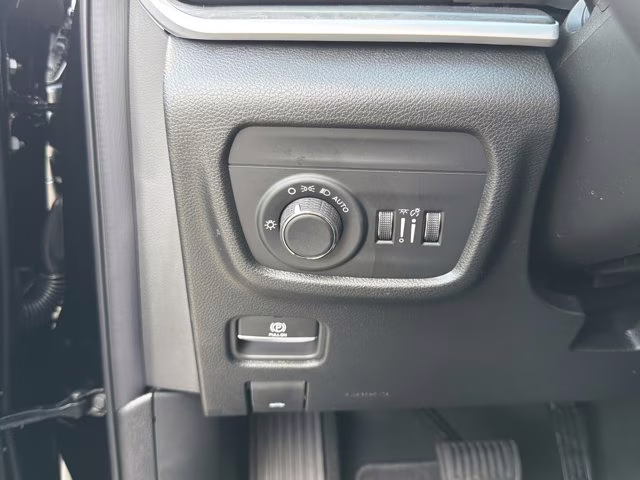 2026 Diamond Black Crystal Pearlcoat Jeep Grand Cherokee Laredo Altitude RWD SUV