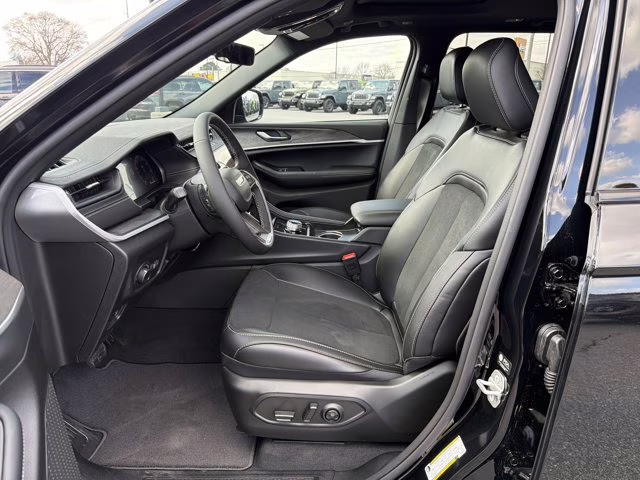 2026 Diamond Black Crystal Pearlcoat Jeep Grand Cherokee Laredo Altitude RWD SUV