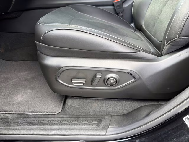 2026 Diamond Black Crystal Pearlcoat Jeep Grand Cherokee Laredo Altitude RWD SUV