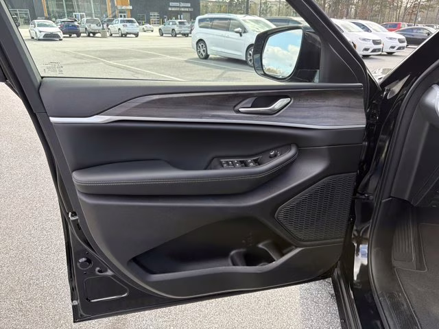 2026 Diamond Black Crystal Pearlcoat Jeep Grand Cherokee Laredo Altitude RWD SUV