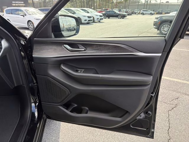 2026 Diamond Black Crystal Pearlcoat Jeep Grand Cherokee Laredo Altitude RWD SUV