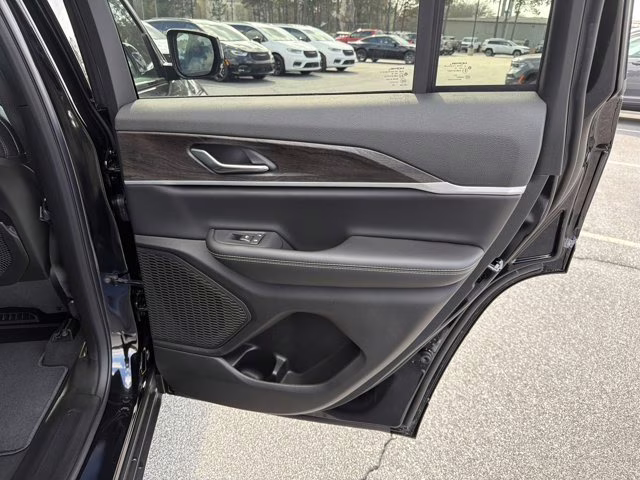 2026 Diamond Black Crystal Pearlcoat Jeep Grand Cherokee Laredo Altitude RWD SUV