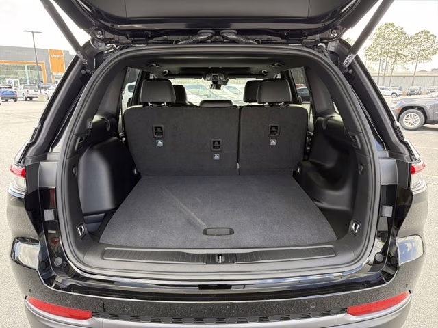 2026 Diamond Black Crystal Pearlcoat Jeep Grand Cherokee Laredo Altitude RWD SUV