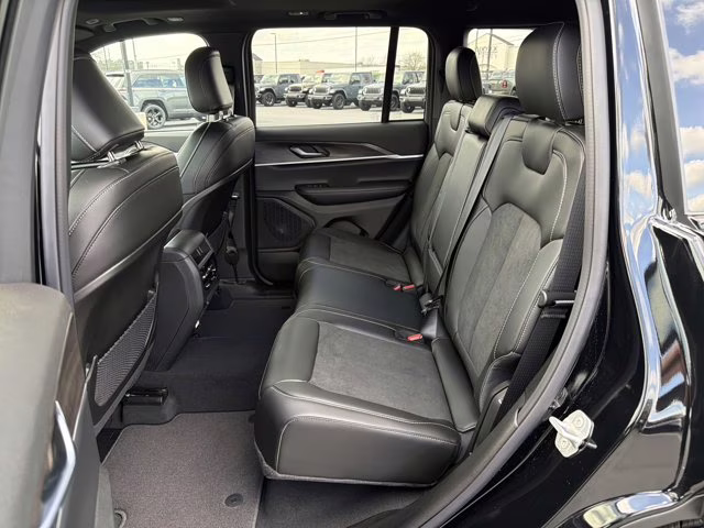 2026 Diamond Black Crystal Pearlcoat Jeep Grand Cherokee Laredo Altitude RWD SUV