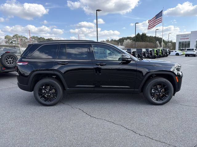 2026 Diamond Black Crystal Pearlcoat Jeep Grand Cherokee Laredo Altitude RWD SUV