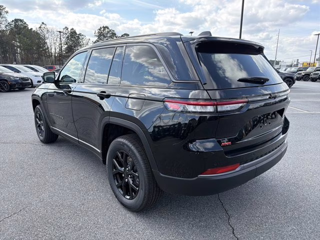 2026 Diamond Black Crystal Pearlcoat Jeep Grand Cherokee Laredo Altitude RWD SUV