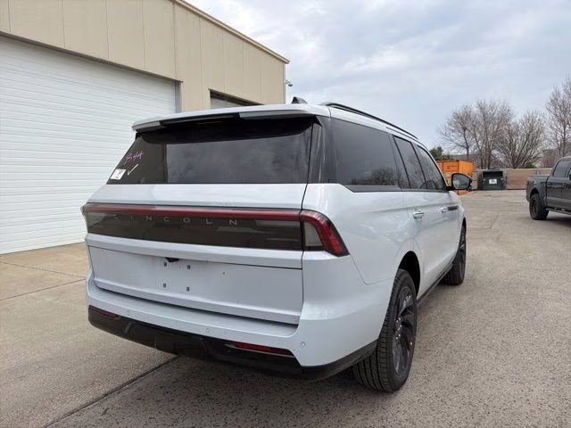 2026 Crystal White Metallic Clearcoat Lincoln Navigator Reserve 4X4 SUV