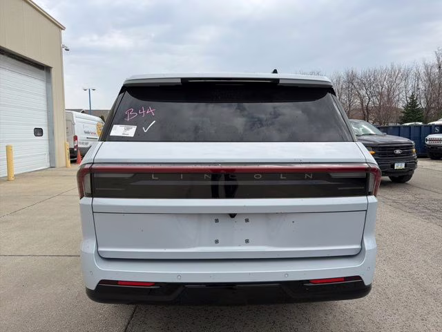 2026 Crystal White Metallic Clearcoat Lincoln Navigator Reserve 4X4 SUV