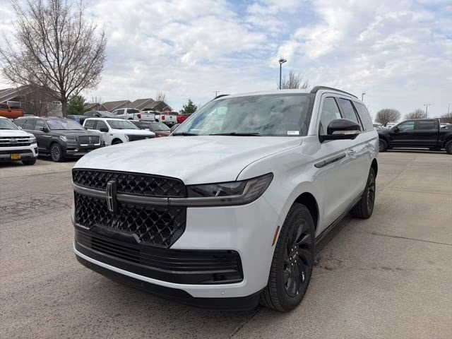 2026 Crystal White Metallic Clearcoat Lincoln Navigator Reserve 4X4 SUV