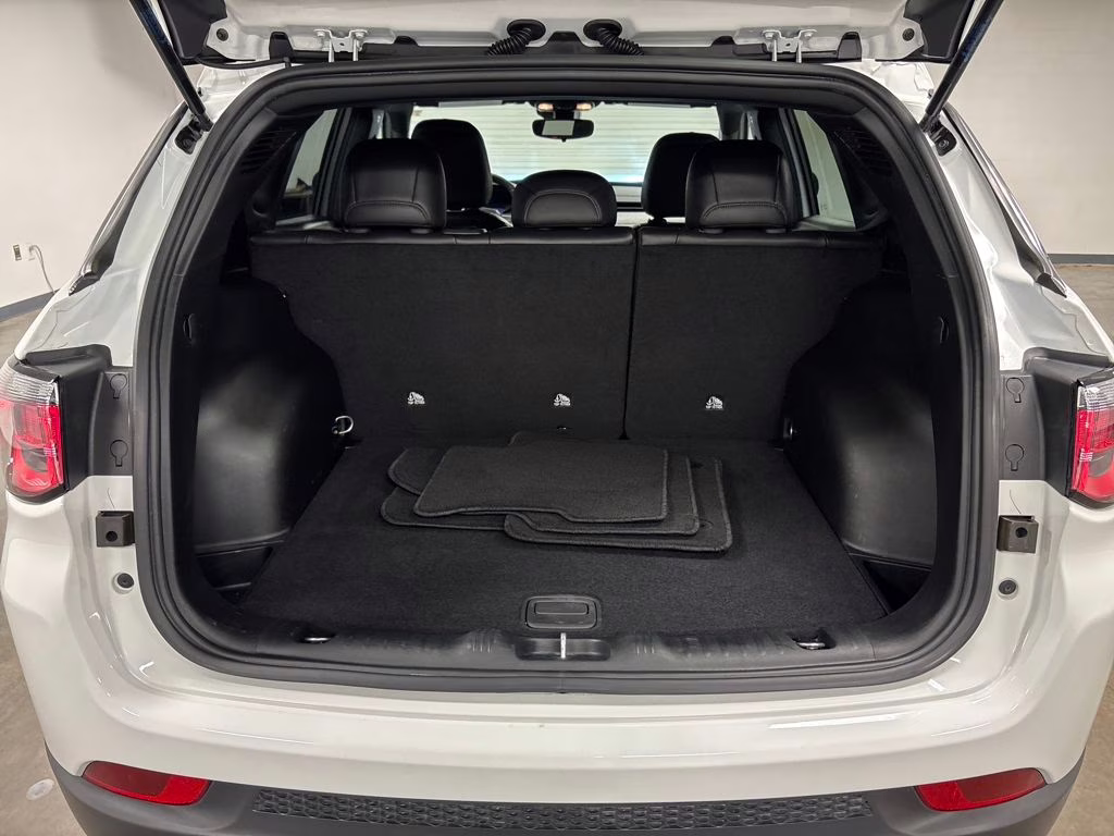 2025 Bright White Clearcoat Jeep Compass Latitude 4X4 SUV