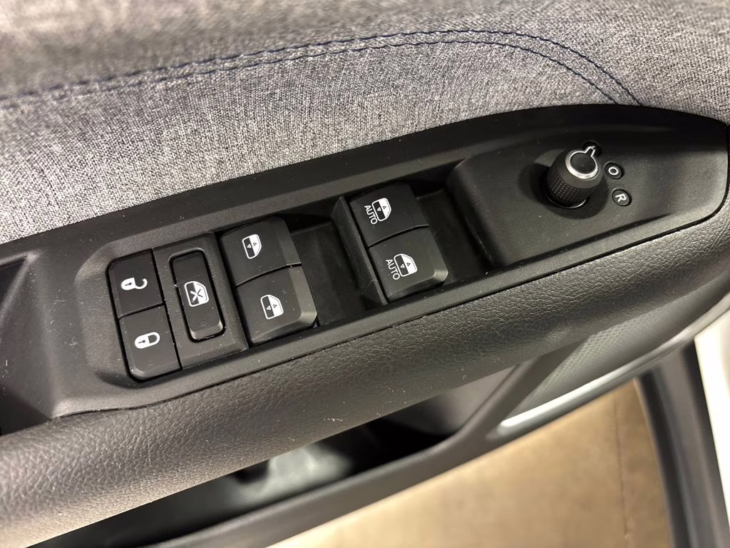 2025 Bright White Clearcoat Jeep Compass Latitude 4X4 SUV