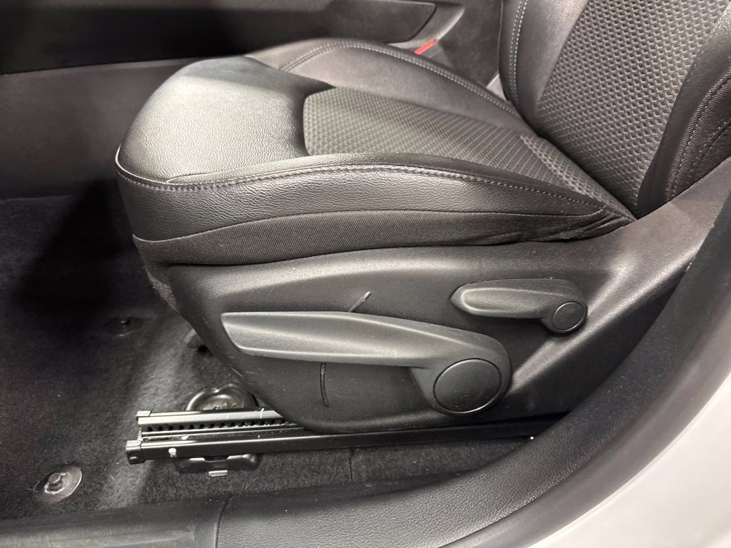 2025 Bright White Clearcoat Jeep Compass Latitude 4X4 SUV