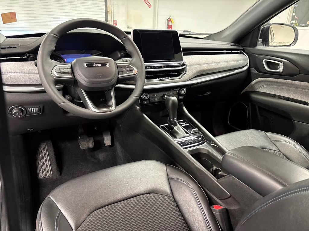 2025 Bright White Clearcoat Jeep Compass Latitude 4X4 SUV