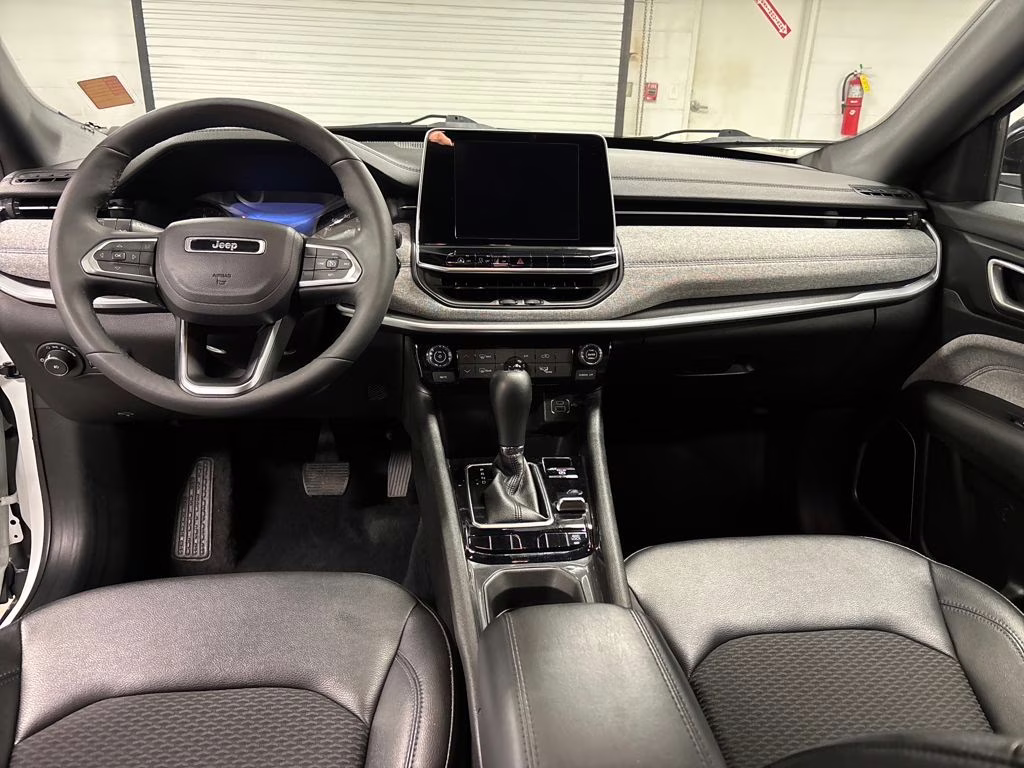 2025 Bright White Clearcoat Jeep Compass Latitude 4X4 SUV