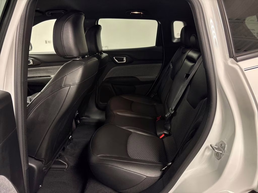 2025 Bright White Clearcoat Jeep Compass Latitude 4X4 SUV