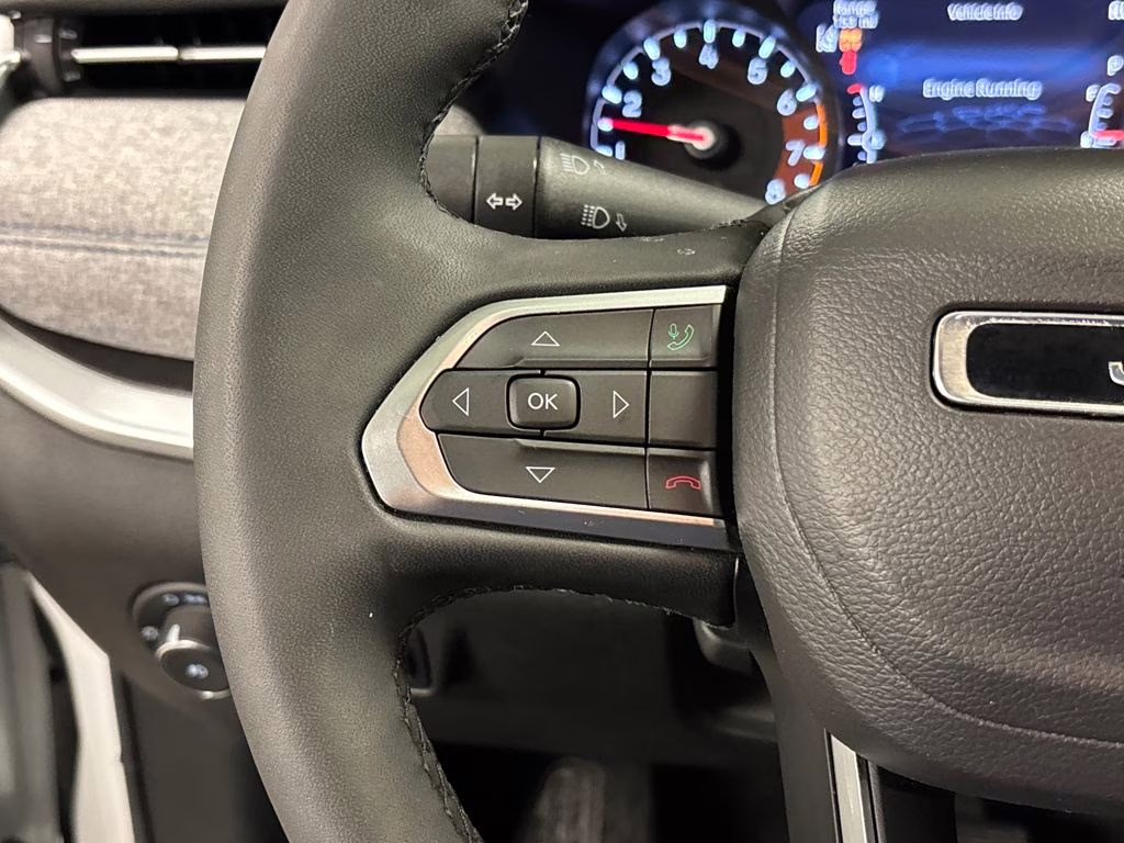 2025 Bright White Clearcoat Jeep Compass Latitude 4X4 SUV