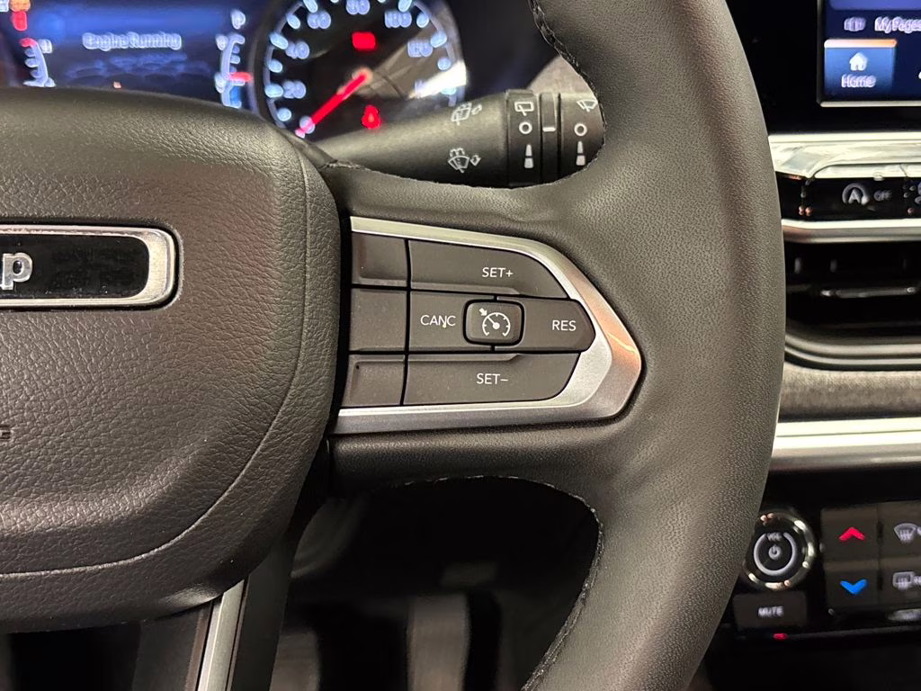 2025 Bright White Clearcoat Jeep Compass Latitude 4X4 SUV