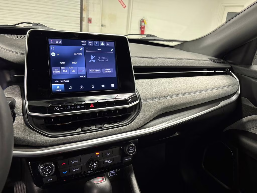 2025 Bright White Clearcoat Jeep Compass Latitude 4X4 SUV