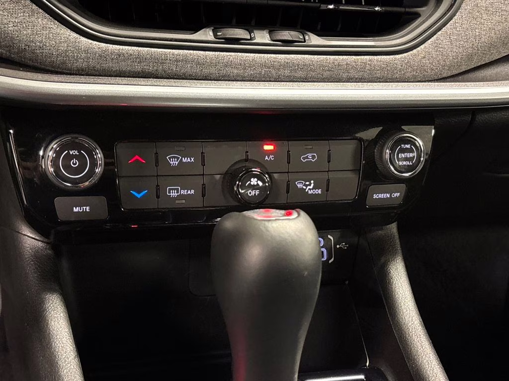 2025 Bright White Clearcoat Jeep Compass Latitude 4X4 SUV