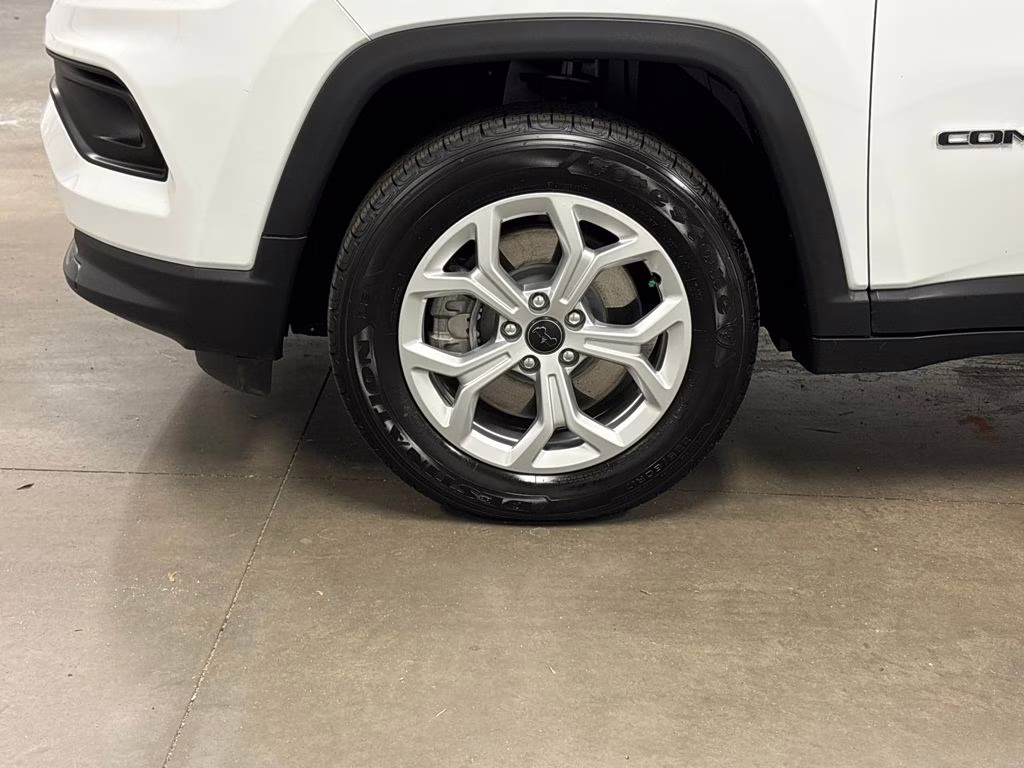 2025 Bright White Clearcoat Jeep Compass Latitude 4X4 SUV