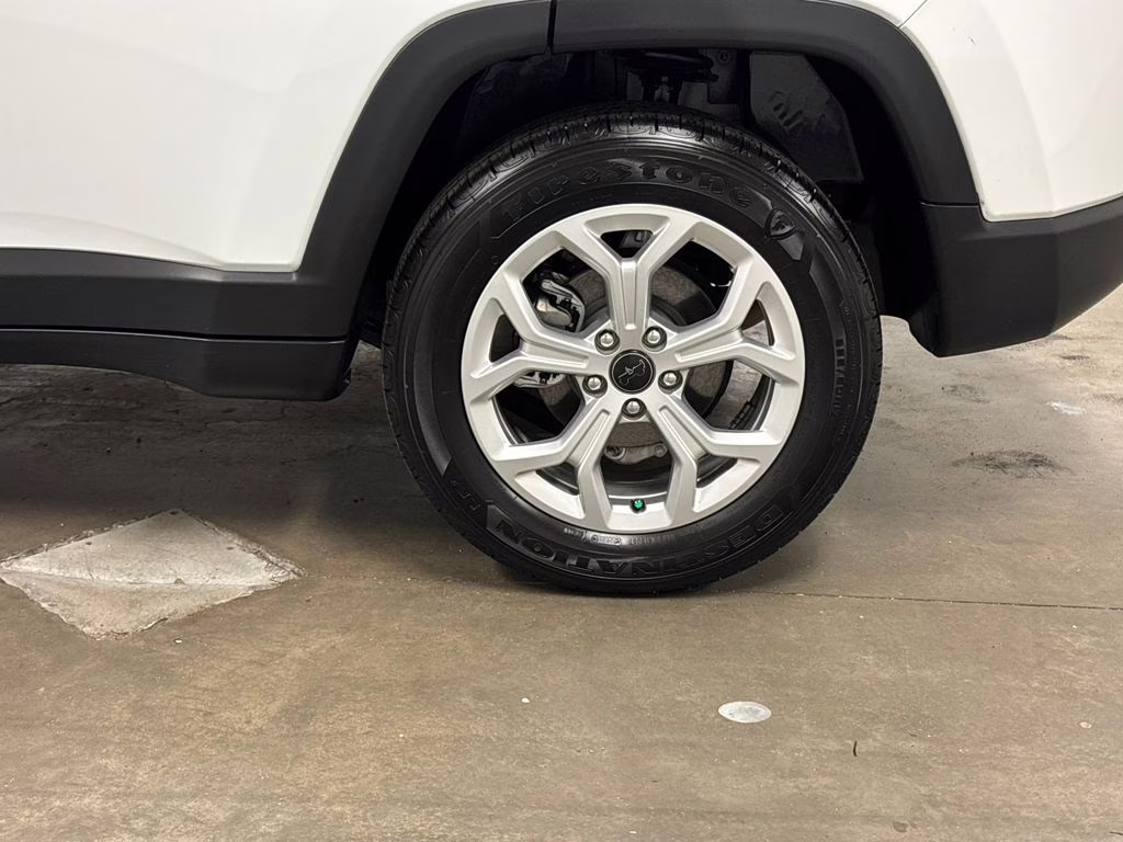 2025 Bright White Clearcoat Jeep Compass Latitude 4X4 SUV