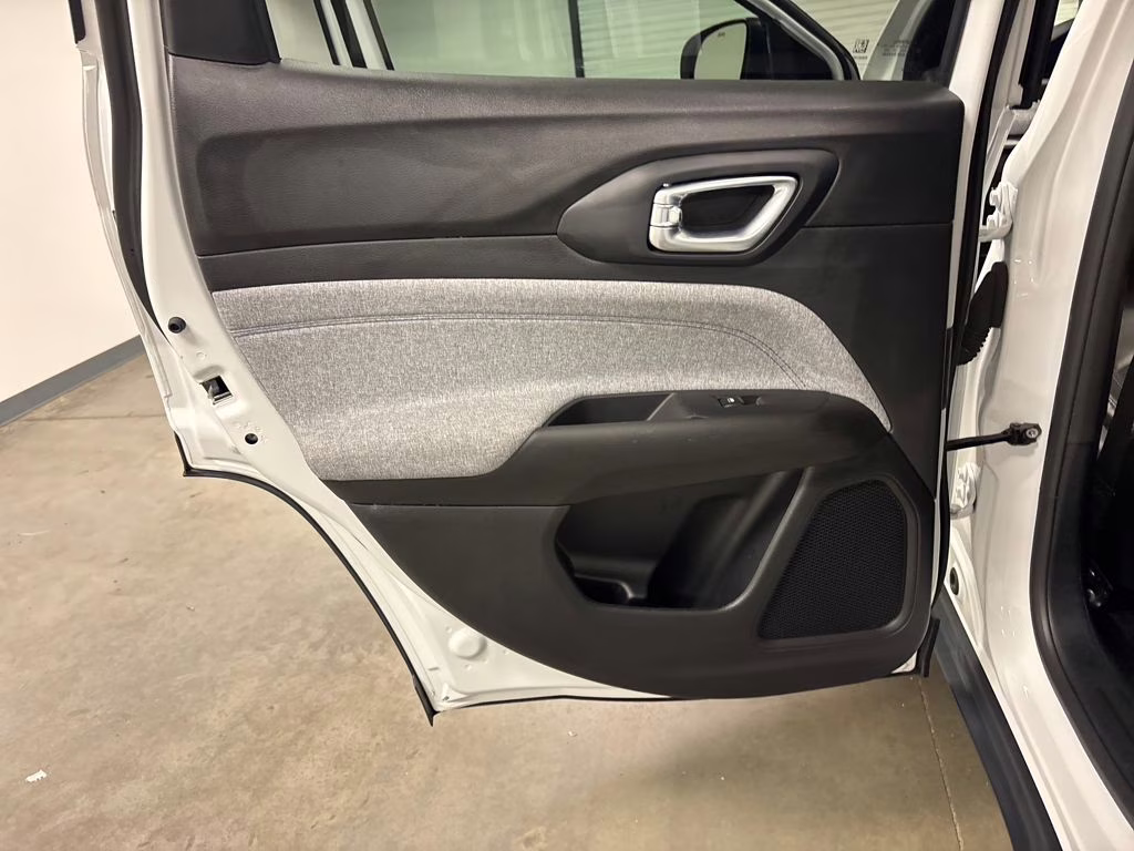 2025 Bright White Clearcoat Jeep Compass Latitude 4X4 SUV