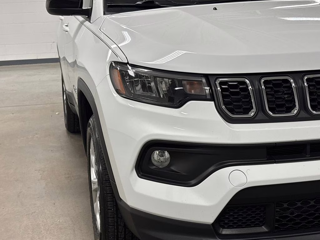 2025 Bright White Clearcoat Jeep Compass Latitude 4X4 SUV