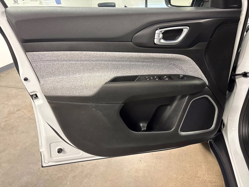 2025 Bright White Clearcoat Jeep Compass Latitude 4X4 SUV