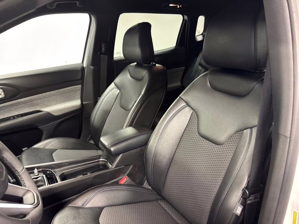 2025 Bright White Clearcoat Jeep Compass Latitude 4X4 SUV