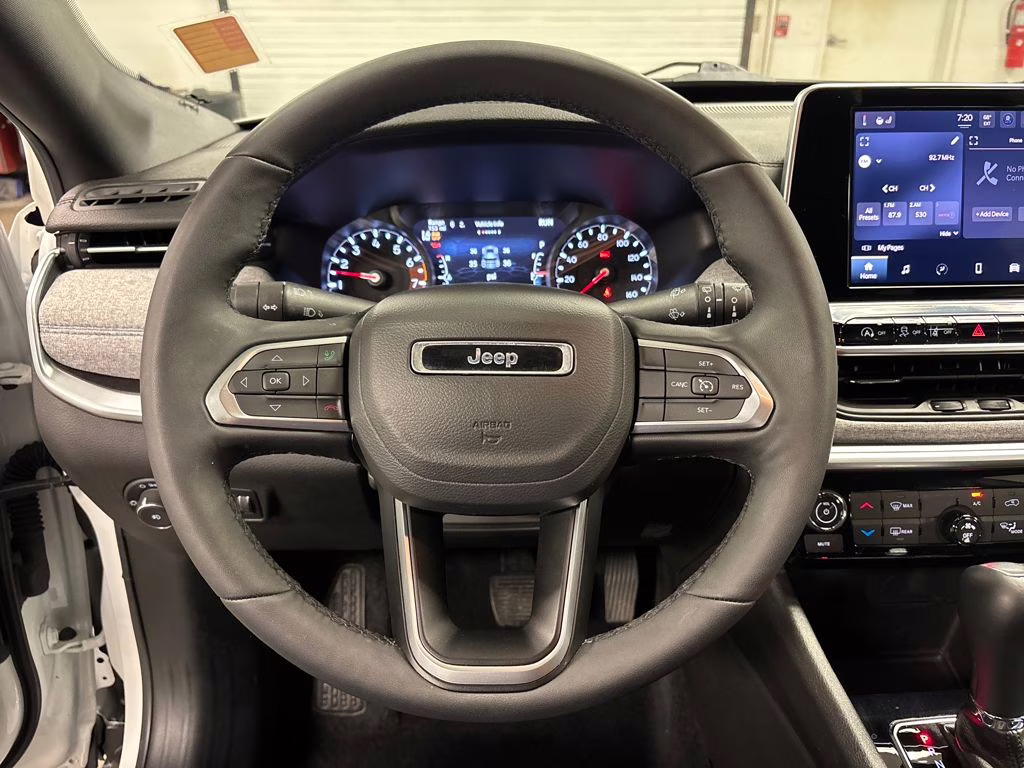 2025 Bright White Clearcoat Jeep Compass Latitude 4X4 SUV