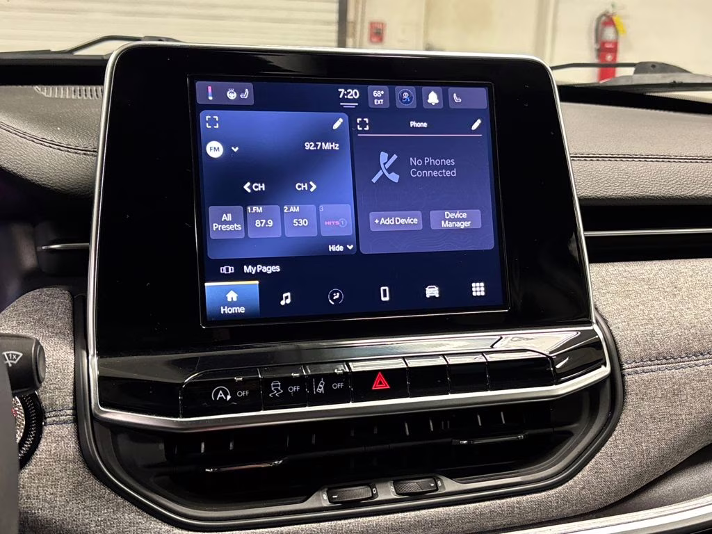 2025 Bright White Clearcoat Jeep Compass Latitude 4X4 SUV